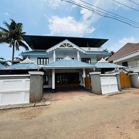 Isha Residency Hotel Kochi Bagian luar foto