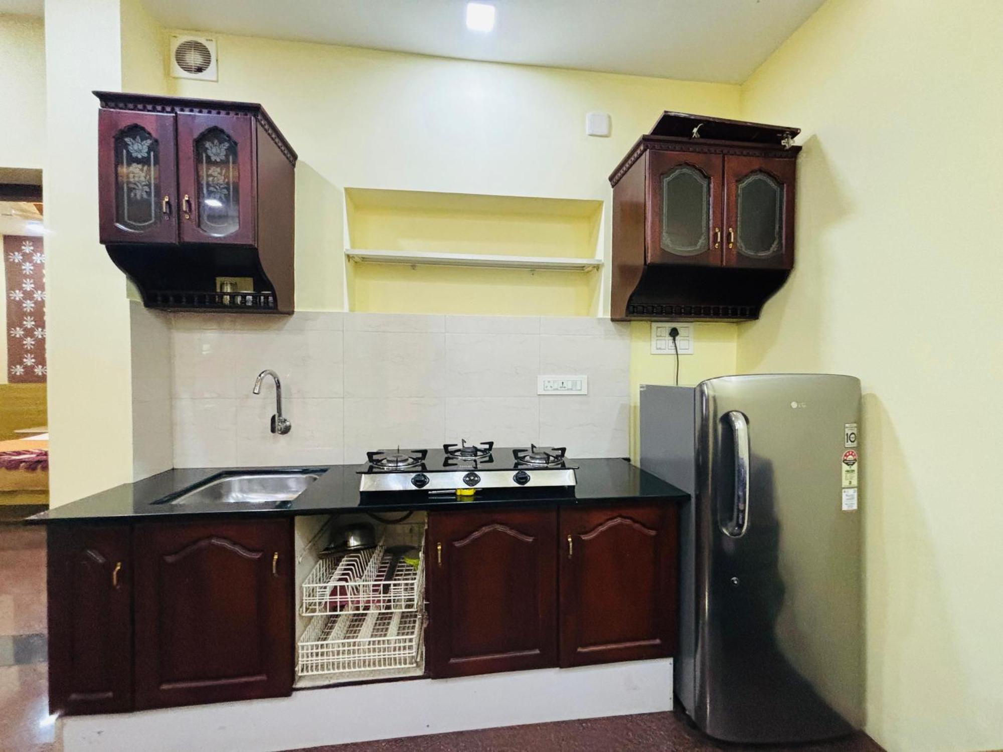 Isha Residency Hotel Kochi Bagian luar foto
