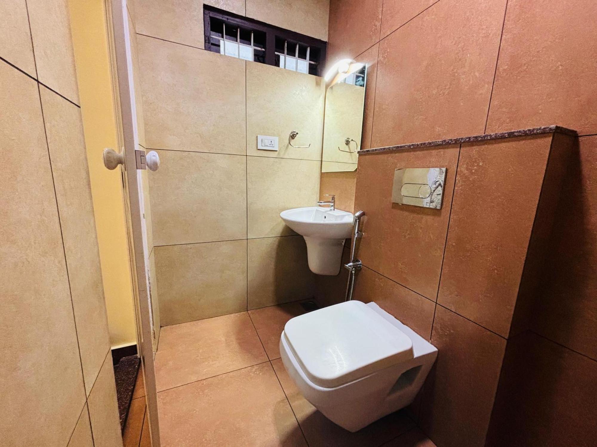 Isha Residency Hotel Kochi Bagian luar foto