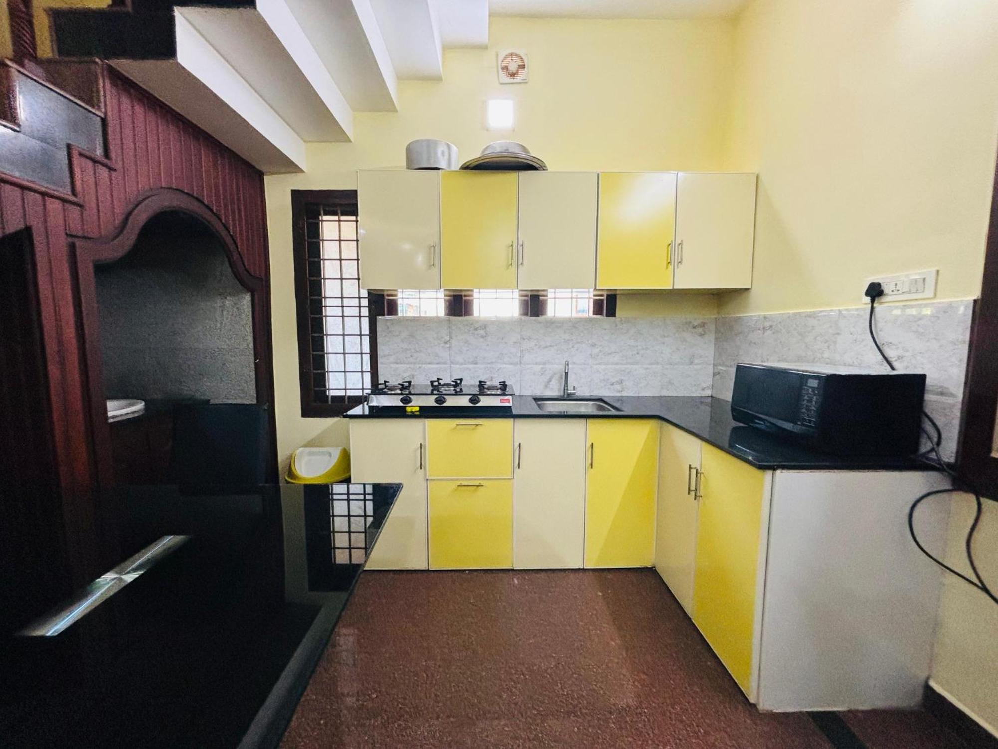 Isha Residency Hotel Kochi Bagian luar foto