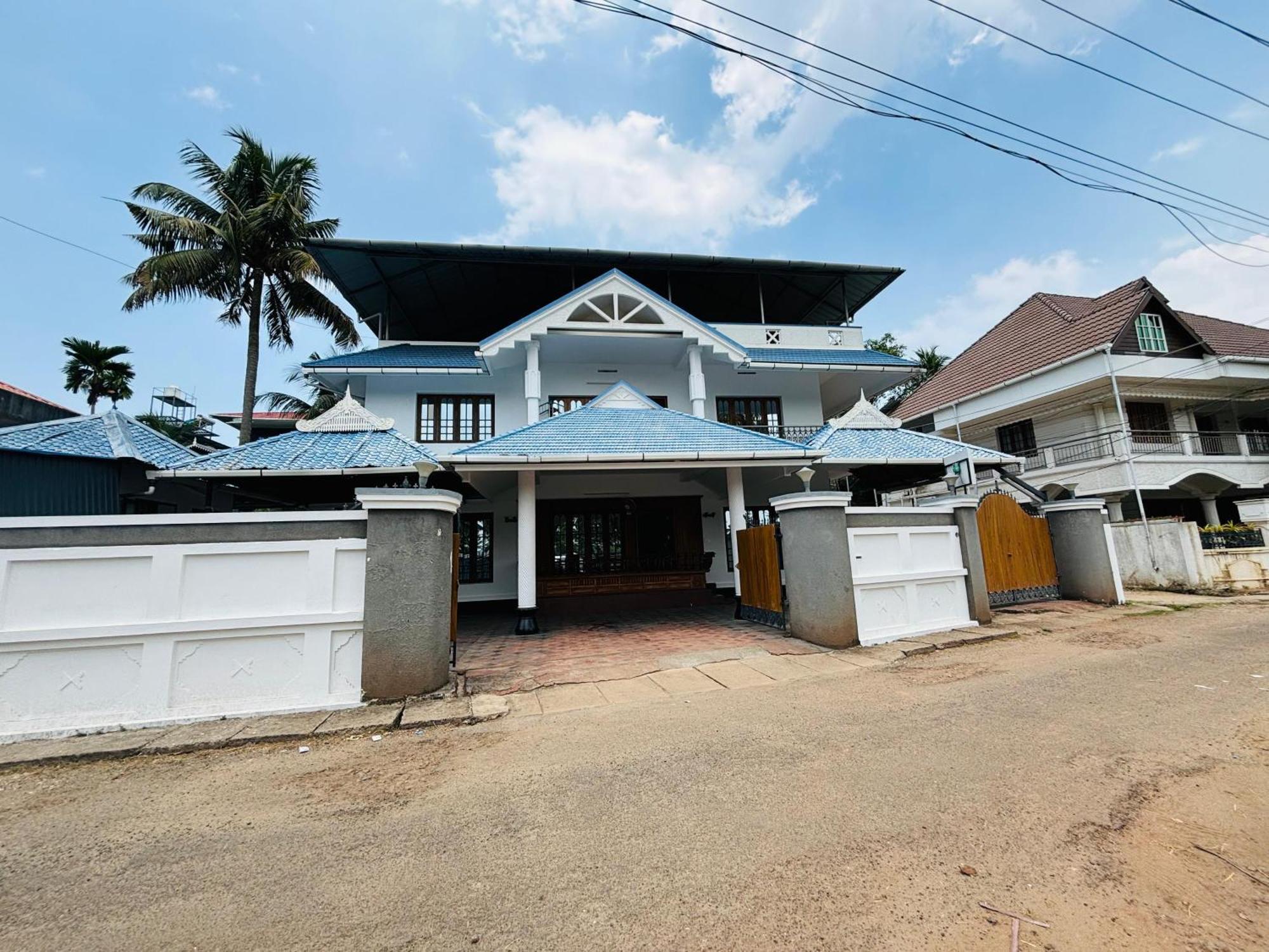 Isha Residency Hotel Kochi Bagian luar foto