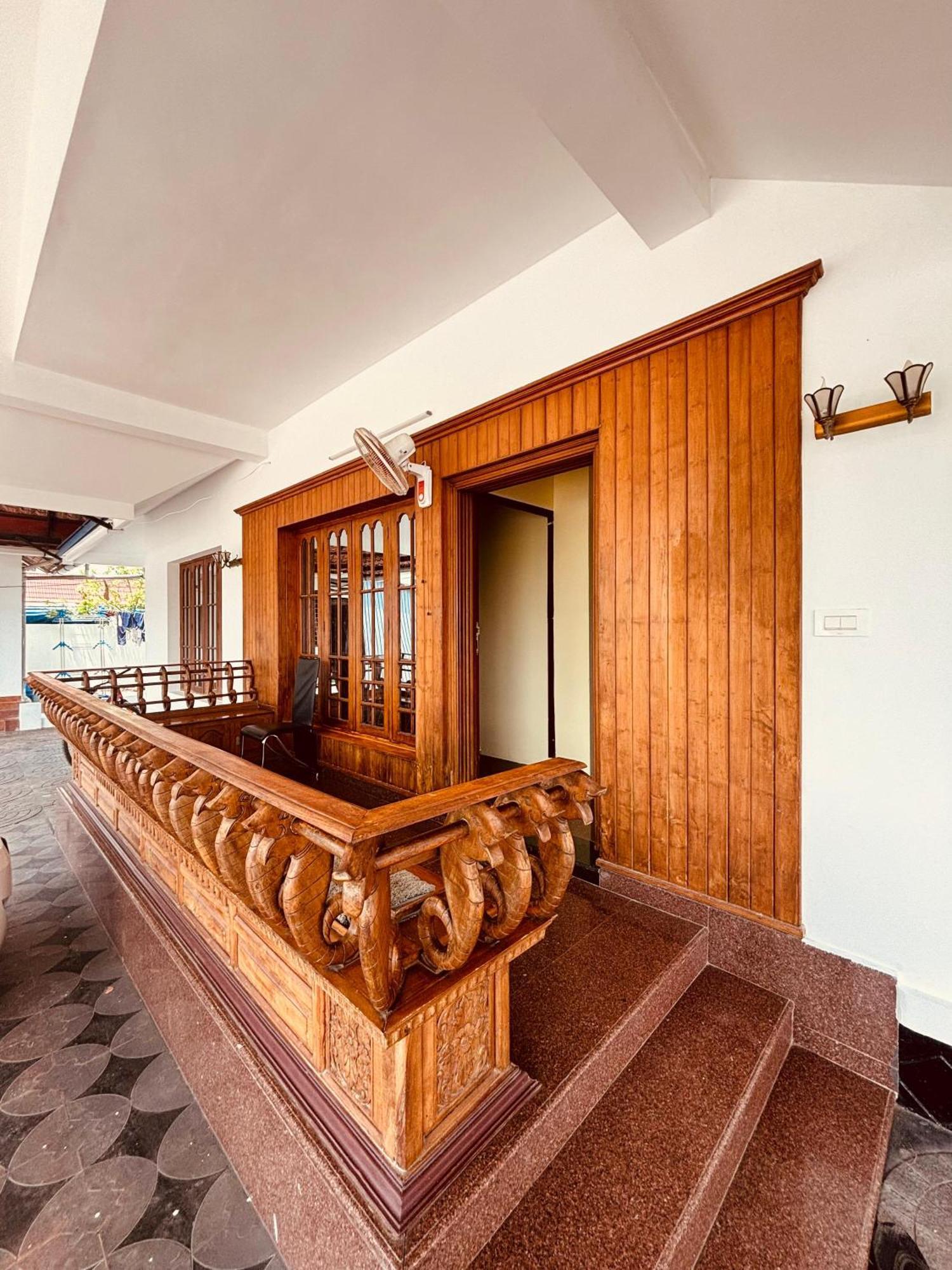 Isha Residency Hotel Kochi Bagian luar foto