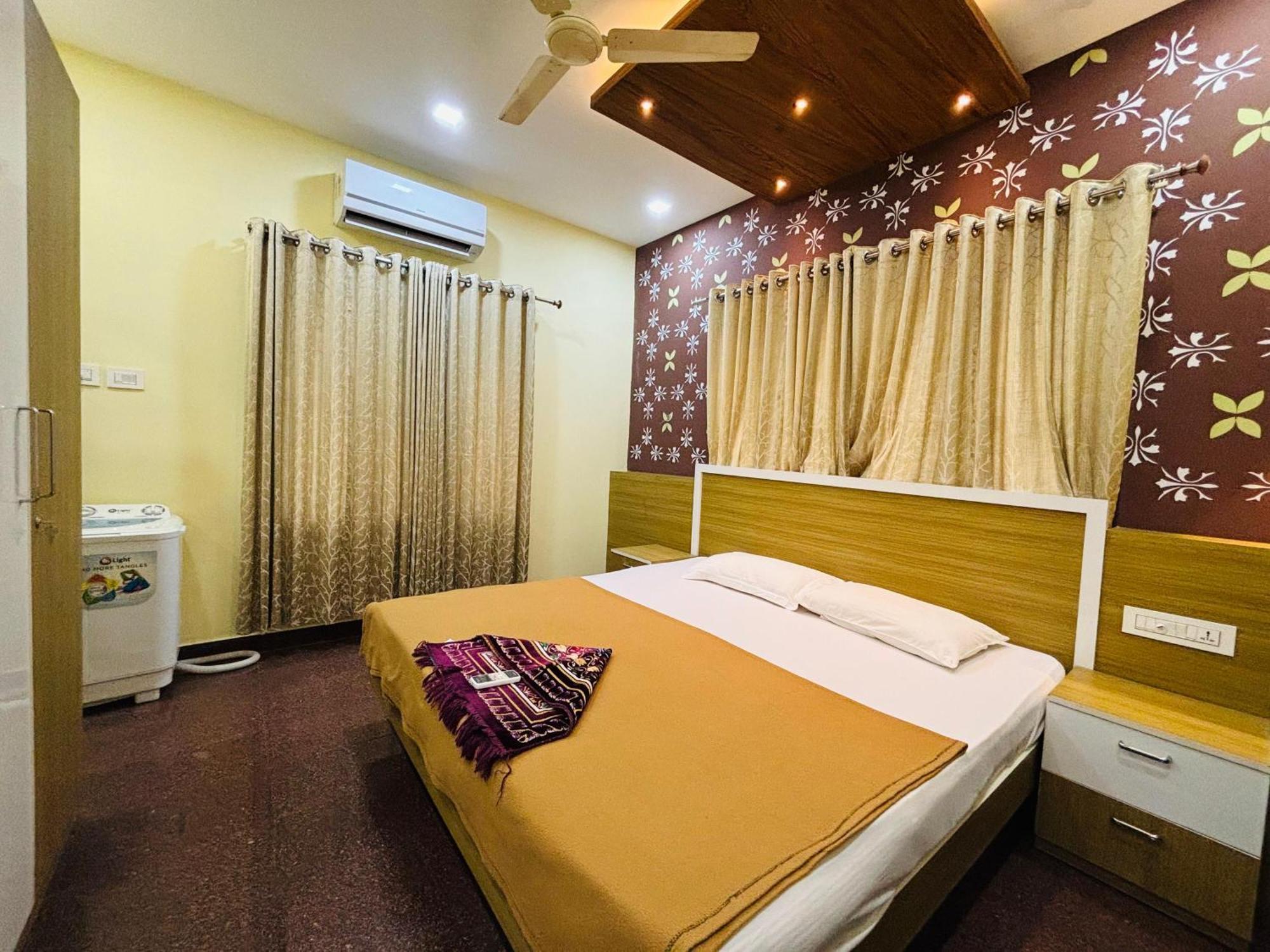 Isha Residency Hotel Kochi Bagian luar foto
