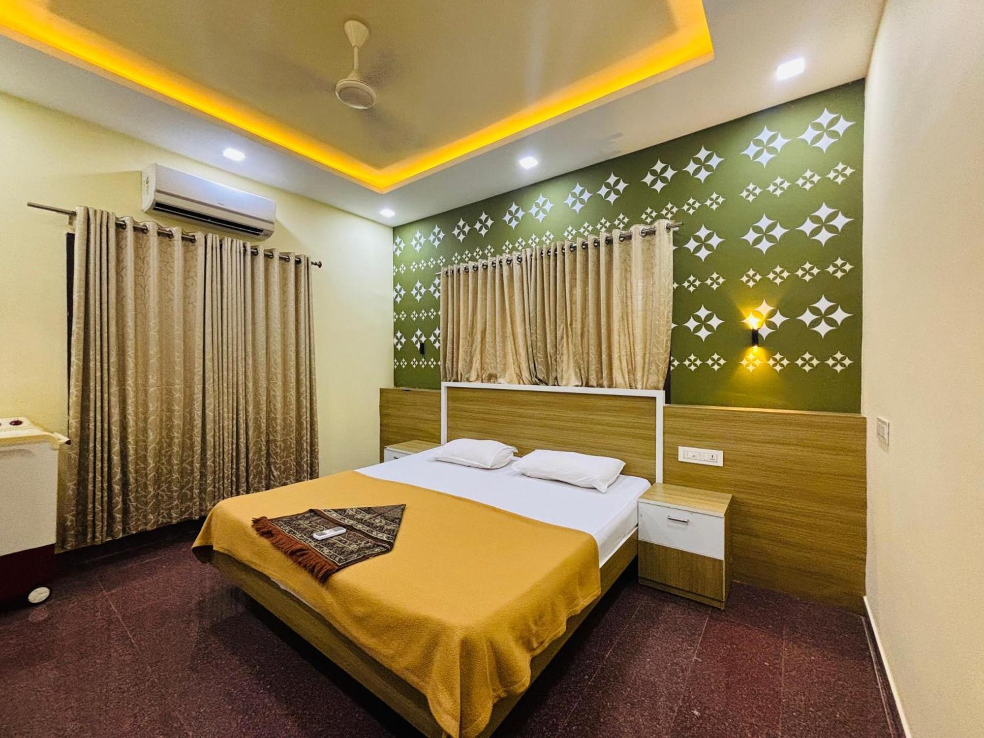 Isha Residency Hotel Kochi Bagian luar foto